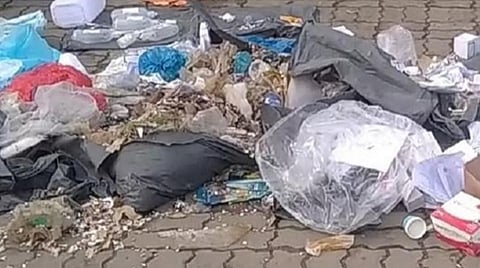 குப்பை வாகனத்தில் மருத்துவ கழிவுகளை கொட்டிய தனியார் மருத்துவமனைக்கு ரூ.1 லட்சம் அபராதம்