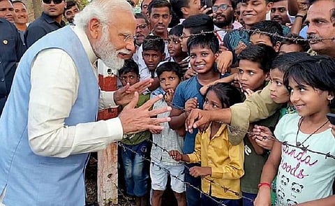 குல்பர்காவில் குழந்தைகளுடன் உரையாடும் பிரதமர் மோடி