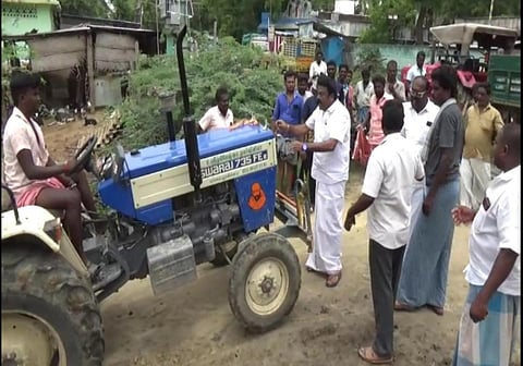 மண் அள்ள வந்த டிராக்டரை மறித்த அதிமுக முன்னாள் அமைச்சர் - ஸ்ரீவில்லிபுத்தூர் அருகே பரபரப்பு
