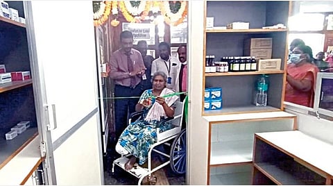 சென்னை ராஜீவ்காந்தி அரசு பொது மருத்துவமனையில் சிகிச்சை முடிந்து வீட்டுக்கு செல்பவர்களுக்காக அமைக்கப்பட்டுள்ள ‘வீடு திரும்பும் உள்நோயாளிகள் மருந்தகத்தை’ டீன் தேரணிராஜன் முன்னிலையில் சிகிச்சை முடிந்து வீடு திரும்பிய பெண் நோயாளி திறந்து வைத்தார்.