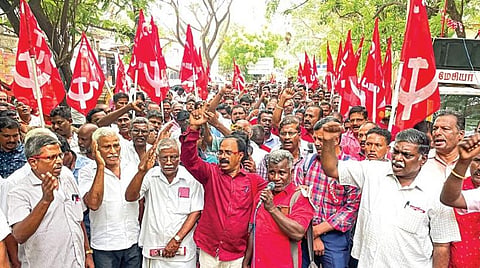 விரைவு போக்குவரத்துக் கழகத்தில் ஒப்பந்த முறையில் ஓட்டுநர்களை நியமிக்கும் அதிகாரிகள் மீது நடவடிக்கை எடுக்க வலியுறுத்தி சென்னை டிஎம்எஸ் வளாகத்தில் உள்ள தொழிலாளர் நலத் துறை ஆணையர் அலுவலகத்தை நேற்று முற்றுகையிட்ட சிஐடியு சங்கத்தினர். படம்: பு.க.பிரவீன்