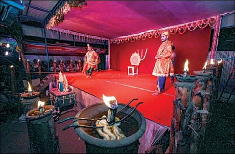 தஞ்சாவூர் மாவட்டம் மெலட்டூரில் உள்ள லட்சுமி நரசிம்ம சுவாமி கோயிலில் நேற்று முன்தினம் இரவு எண்ணெய் விளக்கு ஒளியில் நடைபெற்ற பாகவத மேளா நாட்டிய நாடகம்.  படம்: ஆர்.வெங்கடேஷ்