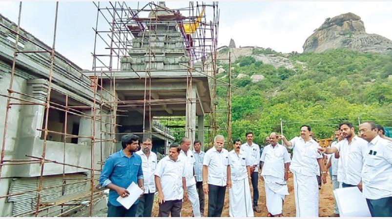 சோளிங்கர் லட்சுமி நரசிம்ம சுவாமி கோயிலில் பக்தர்களுக்கான அடிப்படை கட்டுமான பணிகளை அமைச்சர் ஆர்.காந்தி மற்றும் அரக்கோணம் நாடாளுமன்ற உறுப்பினர் ஜெகத்ரட்சகன் ஆகியோர் நேற்று முன்தினம் ஆய்வு செய்தனர்.