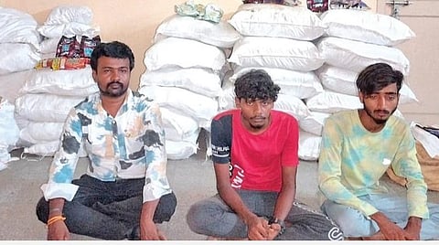 கைது செய்யப்பட்ட ஜெயச்சந்திரன், பிரகாஷ், இசக்கிமுத்து ஆகியோருடன் பறிமுதல் செய்யப்பட குட்கா பொருள்கள்.