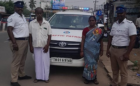 மாணவி ஆனந்திக்கு  உதவிய போக்குவரத்துக் காவலர்களுடன் ஆனந்தியின் பெற்றோர்