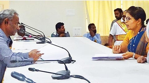 திருப்பத்தூர் மாவட்ட ஆட்சியர் அலுவலகத்தில் நடந்த மக்கள் குறைதீர்வு  கூட்டத்தில் பொதுமக்களிடம் இருந்து மனுக்களை பெற்ற ஆட்சியர் பாஸ்கர பாண்டியன். படம்: ந.சரவணன்.