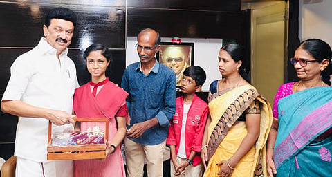 முதல்வர்வரிடம் வாழ்த்து பெற்ற நந்தினி