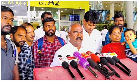 சூடானில் இருந்து திரும்பிய தமிழர்களுடன் அமைச்சர் செஞ்சி மஸ்தான் | கோப்புப்படம்