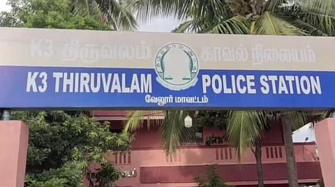 வேலூர் | விபத்தை ஏற்படுத்தி உதவுவதுபோல் நடித்து டாஸ்மாக் வசூல் பணம் ரூ.2.50 லட்சத்துடன் தப்பியோடிய மர்ம நபர்கள்