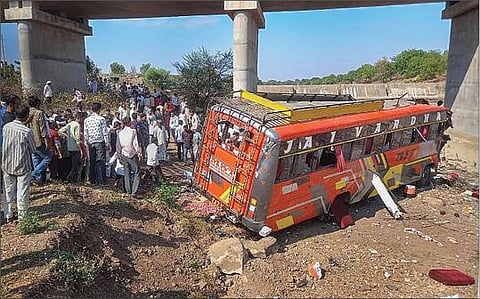 மத்திய பிரதேசத்தின் தசங்கா பகுதியில் பாலத்தில் சென்ற பேருந்து, தடுப்புச் சுவரை உடைத்துக் கொண்டு, ஆற்றில் கவிழ்ந்தது. உள்ளூர் மக்கள் விரைந்து வந்து மீட்பு பணியில் ஈடுபட்டனர்.படம்: பிடிஐ