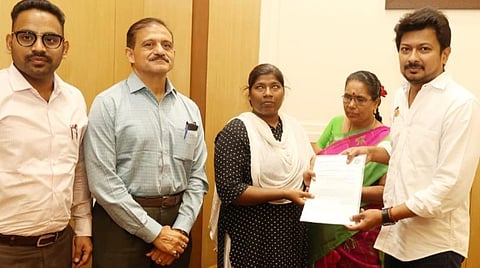 பாரா விளையாட்டில் பதக்கம் வென்ற மாற்றுத் திறனாளி பெண்ணுக்கு பணி ஆணை: அமைச்சர் உதயநிதி ஸ்டாலின் வழங்கினார்