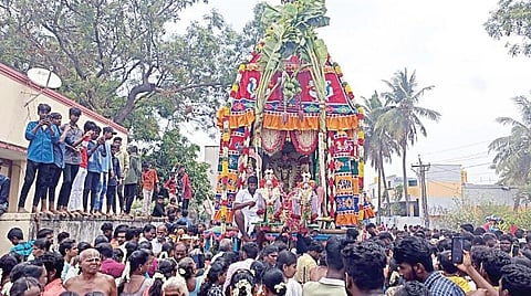 திருவிடந்தை நித்ய கல்யாண பெருமாள் கோயிலில் சித்திரை விழாவின் 7-ம் நாளான நேற்று தேர் உற்சவத்தில் பக்தர்கள் வடம் பிடித்தனர்.