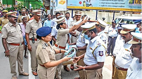 சேலம் மாநகர போக்குவரத்து போலீஸாருக்கு கோடை வெயிலில் இருந்து தற்காத்துக் கொள்ளும் வகையில் கழுத்தில் அணியக்கூடிய நவீன ஃபேன்களை மாநகர காவல் ஆணையர் விஜயகுமாரி நேற்று வழங்கினார். உடன் மாநகர காவல் துணை ஆணையர் லாவண்யா உள்ளிட்டோர். 				    படம்: எஸ். குரு பிரசாத்
