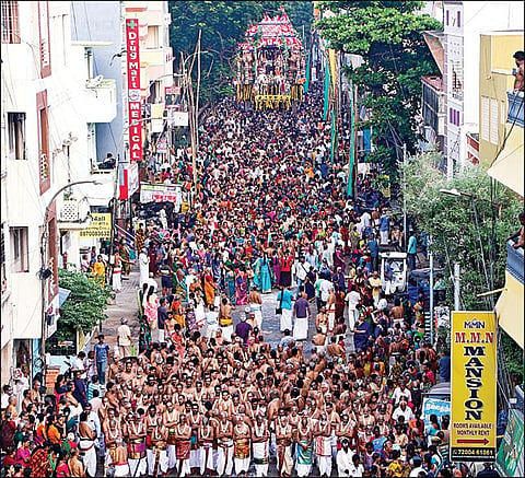 பார்த்தசாரதி கோயிலில் தேரோட்டம் - ‘கோவிந்தா' கோஷத்துடன் வடம் பிடித்து இழுத்தனர்
