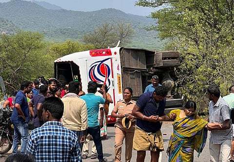 தருமபுரி மாவட்டம் ஒகேனக்கல் மலைப் பாதையில் கவிழ்ந்து கிடக்கும் பேருந்து