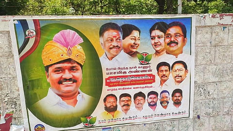 'நாம் ஒன்றாக வேண்டும், கழகம் வென்றாக வேண்டும்'  - சசிகலா, தினகரன் படத்துடன் ஓபிஸ் ஆதரவாளர்கள் போஸ்டர்