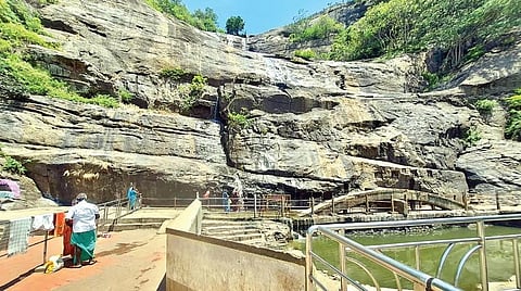 சுட்டெரிக்கும் வெயிலால் குற்றாலம் அருவிகள் வறண்டன