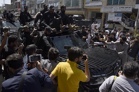 முன்னாள் பிரதமர் இம்ரான் கானை உடனடியாக விடுதலை செய்ய வேண்டும் - பாகிஸ்தான் உச்ச நீதிமன்றம் உத்தரவு