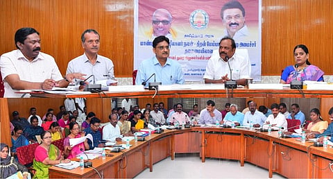 சென்னையில் தொழிலாளர் நலத் துறை அமைச்சர் சி.வெ.கணேசன் தலைமையில் ஆய்வுக்கூட்டம் நடந்தது