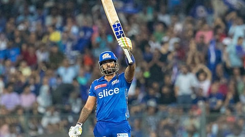IPL 2023: MI vs GT | ரஷீத்தின் விக்கெட் வேட்டை; சூர்யகுமாரின் முதல் செஞ்சுரி - குஜராத்துக்கு 219 ரன்கள் இலக்கு 