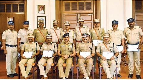 திருவண்ணாமலை ஏடிஎம் கொள்ளை வழக்கில் திறம்பட செயல்பட்ட காவல்துறையினருக்கு பாராட்டு சான்றிதழ் மற்றும் ரூ.1 லட்சம் வெகுமதி வழங்கிய டிஜிபி சைலேந்திரபாபு.