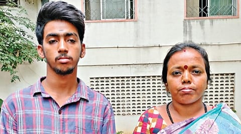 கல்லூரி சேர்க்கைக்கு சாதிச்சான்றிதழ் வழங்கக் கோரி சேலம் ஆட்சியர் அலுவலகத்தில் தனது தாயுடன் வந்து மனு அளித்த நரிக்குறவர் இன மாணவர் நந்தகுமார்.