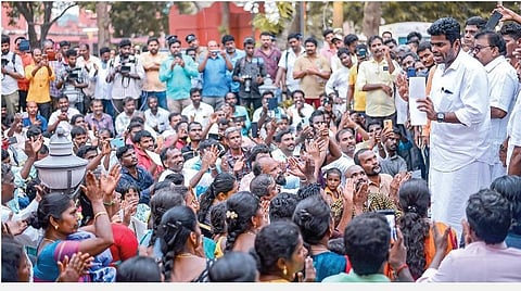 ஆசிரியர் தகுதித் தேர்வில் தேர்ச்சி பெற்ற ஆசிரியர்கள் சென்னை டிபிஐ வளாகத்தில் 4-வது நாளாக உண்ணாவிரதப் போராட்டத்தில் ஈடுபட்டு வருகின்றனர். பாஜக மாநிலத் தலைவர் அண்ணாமலை நேற்று அவர்களை நேரில் சந்தித்து தனது ஆதரவை தெரிவித்தார்.படம்: பு.க.பிரவீன்