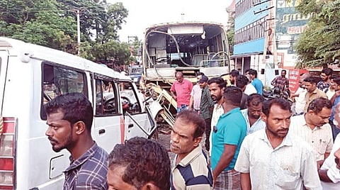 கன்னியாகுமரி மாவட்டம் வெள்ளமடம் பகுதியில் நேற்று காரும்,  அரசு பேருந்தும் மோதிய விபத்தில் சேதமடைந்த வாகனங்கள்.