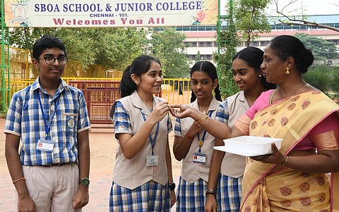 சிபிஎஸ்இ 10, 12-ம் வகுப்பு தேர்வு முடிவுகள் வெளியீடு: தமிழகம், புதுச்சேரி அடங்கிய சென்னை மண்டலம் 3-வது இடம்