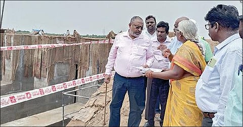 பரமக்குடி அருகே பகைவென்றியில் கீழ்வைகை உப வடிநில பகுதியில் தடுப்பணை கட்டப்பட்டு வருவதை பார்வையிட்ட நீர்ப்பாசன வேளாண்மை நவீனமயமாக்கல் திட்ட இயக்குநர் தென்காசி  எஸ்.ஜவஹர் உள்ளிட்ட அதிகாரிகள்.
