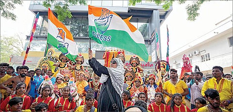 கர்நாடக சட்டப்பேரவை தேர்தலில் காங்கிரஸ் அமோக வெற்றி பெற்றுள்ளது. தலைநகர் பெங்களூருவில் கட்சிக் கொடியை ஏந்தி தேர்தல் வெற்றியை உற்சாகமாக கொண்டாடிய காங்கிரஸ் தொண்டர்கள்.படம்: பிடிஐ