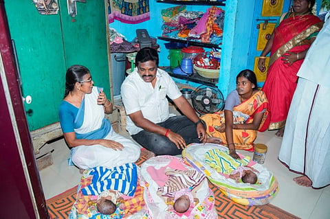 தஞ்சாவூர் சீனிவாசபுரம் வடகரையில்  3 குழந்தைகளை ஒரே பிரசவத்தில் பெற்றெடுத்த பெண்னை இன்று நேரில் சந்தித்து, அன்னையர் தின வாழ்த்துக்களை கூறி ஊட்டச்சத்துப் பொருட்களை வழங்கினார் மேயர் சண்.ராமநாதன்.