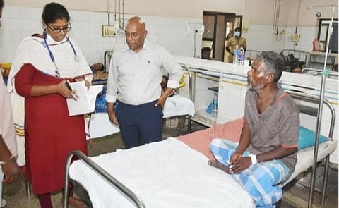 புதுச்சேரி அரசு மருத்துவமனையில் சிகிச்சை பெற்று வருபவரின் நலன் குறித்து விசாரிக்கும் ஆட்சியர் பழனி.