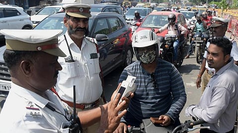 பதிவெண் பலகையில் ‘அ’, ஜி’ என எழுதி விதிமீறல்: அரசு வாகனங்களுக்கும் போலீஸார் அபராதம்