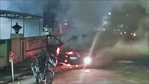 உடுமலை அரசு மருத்துவமனை முன் தீப்பிடித்த கார் - போலீஸ் விசாரணை