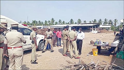 நாமக்கல் மாவட்டம் ஜேடர்பாளையத்தில் வடமாநிலத் தொழிலாளர்கள் தங்கியிருந்த கொட்டகைக்கு தீ வைத்த சம்பவம் தொடர்பாக 3 எஸ்.பி.க்கள்  தலைமையிலான போலீஸார் தீவிர விசாரணை மேற்கொண்டனர்.