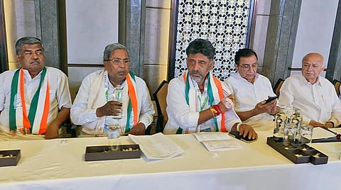 கர்நாடக முதல்வரை தேர்வு செய்வது தொடர்பாக பெங்களூருவில் நேற்று நடந்த காங்கிரஸ் எம்எல்ஏக்கள் கூட்டத்தில் பங்கேற்ற மூத்த தலைவர் சித்தராமையா, மாநிலத் தலைவர் டி.கே.சிவகுமார் உள்ளிட்டோர்.