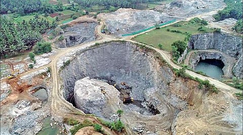 கோவை மாவட்டம் கிணத்துக்கடவு அருகே நெம்பர் 10 முத்தூர் பகுதியில் அதிக ஆழமாக தோண்டப்பட்டு இயங்கிவரும் கல் குவாரி.