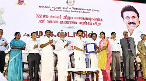 நில அளவர், வரைவாளர்கள் 922 பேருக்கு பணி நியமன ஆணை: முதல்வர் மு.க.ஸ்டாலின் வழங்கினார்