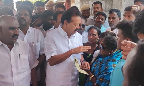 விழுப்புரம் அருகே கள்ளச்சாராயம் குடித்து இறந்தவர்களின் குடும்பத்தினருக்கு நிவாரணத் தொகை வழங்கி ஆறுதல் கூறும் அமைச்சர்கள் பொன்முடி மற்றும் செஞ்சி மஸ்தான்