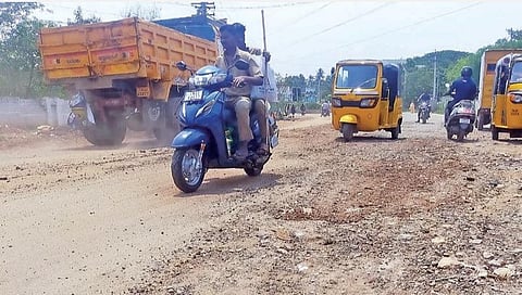 சேதமடைந்து காணப்படும் மகாலட்சுமி நகர் அருகேயுள்ள சாலை.