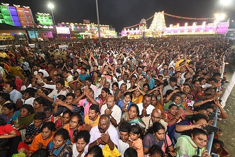 ஏழுமலையானை தரிசிக்க 24 மணி நேரம் வரை பக்தர்கள் காத்திருப்பு