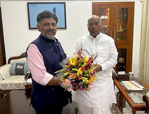 டெல்லி சென்ற கர்நாடக காங்கிரஸ் தலைவர் டி.கே.சிவகுமார், காங்கிரஸ் தேசிய தலைவர் மல்லிகார்ஜுன கார்கேவை நேற்று அவரது இல்லத்தில் சந்தித்தார்.  படம்: பிடிஐ