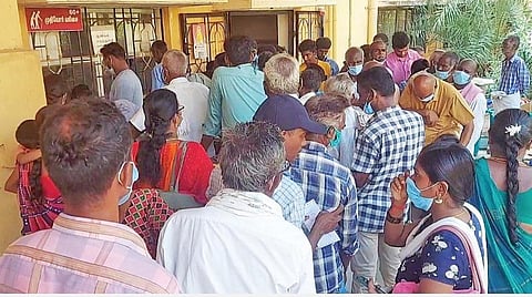 சிவகங்கை அரசு மருத்துவமனையில் புறநோயாளிகள் பிரிவில் மருந்து, மாத்திரை வழங்குமிடத்தில் காத்திருந்த நோயாளிகள்.