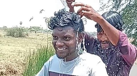 பைக்கில் குளித்தபடி சென்ற இளைஞர்கள் சிவா,நரம்பன் ரவணிகுமார்.﻿﻿