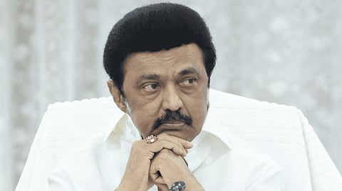 ஓய்வூதியர்களின் கோரிக்கைகளை முதல்வரின் கவனத்துக்கு கொண்டு செல்ல வேண்டும்: ஆட்சியரிடம் கையெழுத்து இயக்க மனுவை தொழிற்சங்கத்தினர் வழங்கினர்