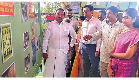 உதகை அரசு அருங்காட்சியகத்தில் தொல்லியல் சின்னங்கள் கண்காட்சியை திறந்து வைத்து பார்வையிட்ட நீலகிரி எம்பி ஆ.ராசா . படம்:ஆர்.டி.சிவசங்கர்.