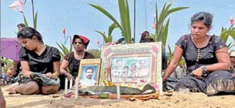 இலங்கை முல்லைத்தீவு மாவட்டம் முள்ளிவாய்க்காலில் நடந்த இறுதிப் போரின்போது உயிரிழந்தவர்களின் 14-ம் ஆண்டு நினைவு தினத்தில் அஞ்சலி செலுத்திய உறவினர்கள்.