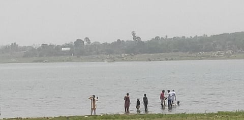 மேட்டூர் அடுத்த விராலிக்காடு அருகேயுள்ள அணை நீர்தேக்க பகுதியில் ஆபத்தை உணராமல் குளிக்கும் சுற்றுலா பயணிகள்.