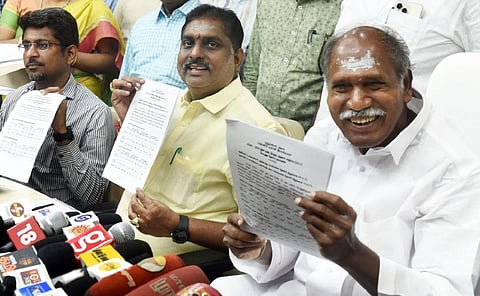 புதுச்சேரியில் பத்தாம் வகுப்பு பொதுத்தேர்வு முடிவுகள் பட்டயலை  வெளியிட்ட முதல்வர் ரங்கசாமி, கல்வித் துறை அமைச்சர் நம்ச்சிவாயம், செயலர் ஜவகர். | படம்: எம்.சாம்ராஜ்